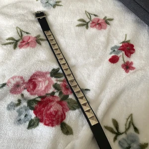 Choker  - Ett silvrigt choker/halsband, 23 + 12kr frakt :)) Trodde det var ett armband när jag beställde därför säljer jag denna😺 ALDRIG TESTAD ELLER ANVÄND