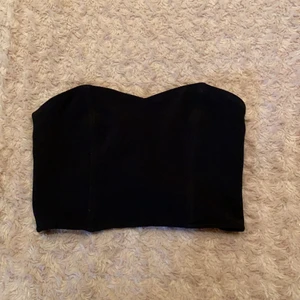 Bershka - Svart topp med snörning i ryggen