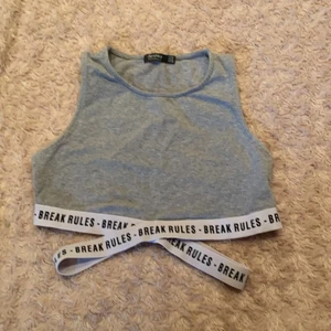 Bershka - Grå topp lite sportig och på banden står det break rules 