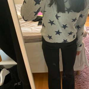 Tröja med stjärnor  - Cool tröja med stjärnor, går ner i pris vid snabb affär. Säler pgd använder inte.