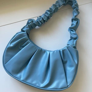 Väska - Fin väska i en magisk färg! Säljer för 50kr + frakt