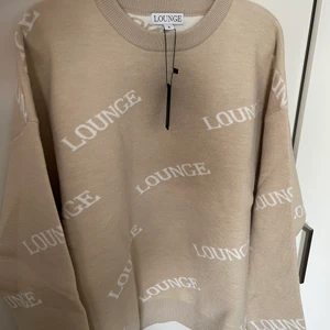 Huvtröja  - En Huvtröja med text ” lounge” på. Den är helt oanvänd.
