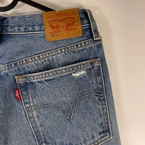 Levis jeans 501 - I princip oanvända Levis jeans 501 men slitningar på knäna❤️ 