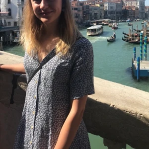 Sommarklänning - Sommarklänning i fint skick med små blommor på! Paketpris vid köp av flera plagg!💛💛