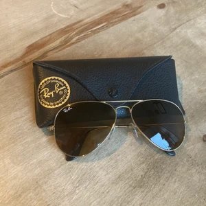 Ray-Ban  - Ett par ray-ban med 15 år på nacken men inte använda på säkert 13. Orgialfodral medföljer. Guldig båge och brunt glas. 
