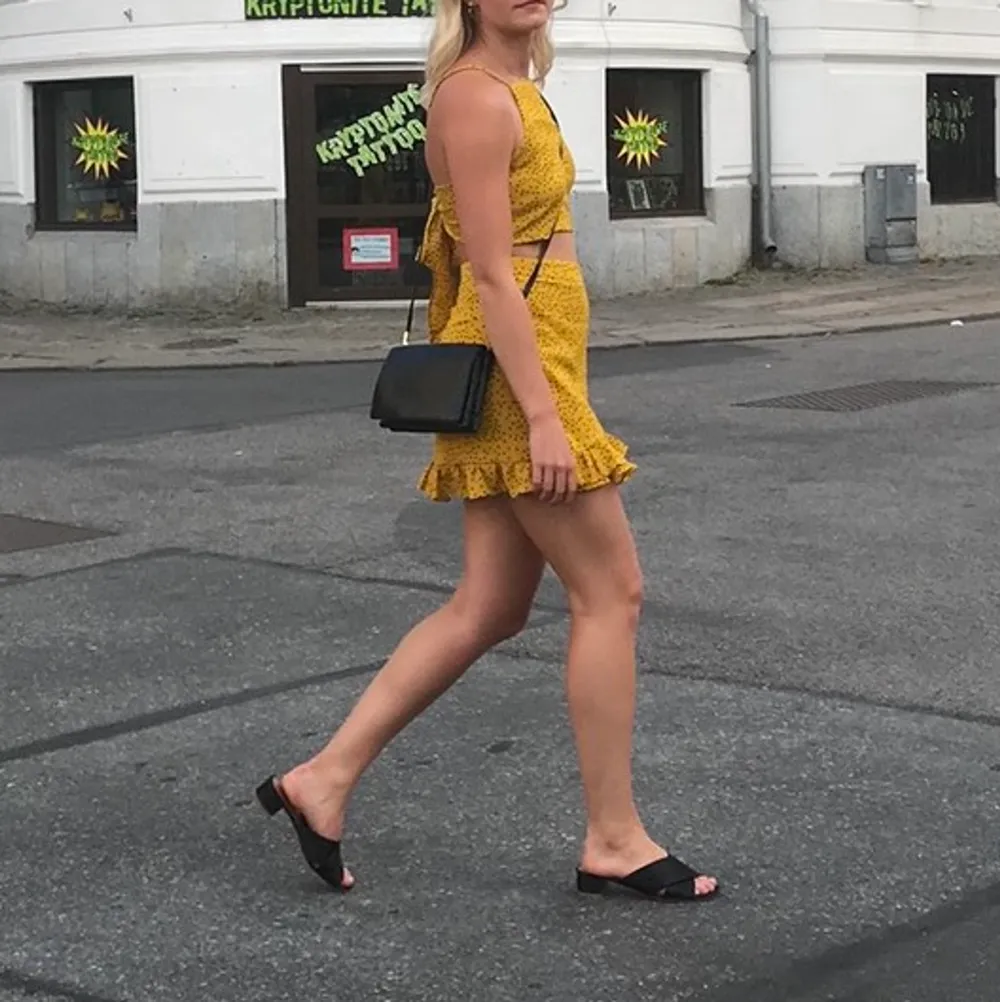 Supersöt gul topp och kjol ☀️ endast använda fåtal gånger så i väldigt fint skick!  Knyts baktill med ett band. EDIT: kjolen såld ☀️. Toppar.