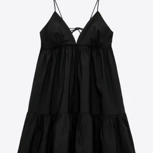 Zara klänning - Säljer denna klänning från zara som var jätte poppis förra sommaren och är då slutsåld på zara❤️ känner att den ej kommer komma till andvändning denna sommar så säljer den😅 vid fler intresserade blir de budgivning 