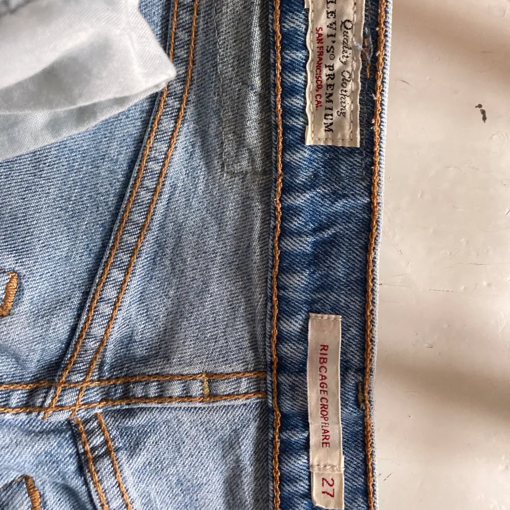 Jättefina Levis jeans, så gott som nya. Köptes nya från Levis store. Sitter tajt och över fotleden och är designade att vara slitna längst nere. OBS! Vill man ha den skickad till sig får man stå för frakten själv!!!. Jeans & Byxor.