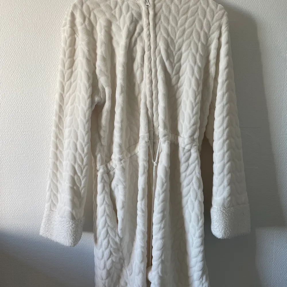 En vit morgonrock som är både mjuk och len utanpå och innanför. . Tröjor & Koftor.