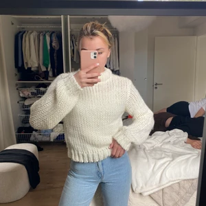 Stickad tröja från NA-KD - strl XXS/XS - En fin stickad tröja från NA-KD. Aldrig använd så den är som ny. Perfekt till vardags eller varför inte sommarkvällar? 😍😍😍