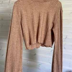 Storlek S /M  - Super fin topp, använd några gånger, nyskick, nypris 199kr säljer för 100kr vill bli av med allt då de är ivägen, köparen står för frakten 💕