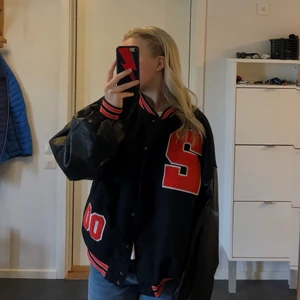 Baseball/collage jacka - Jätte cool jacka ifrån boohoo i storlek 36🤍 jackan är i i princip nyskick då den endast är testad, säljer för att den är förstor för mig!🤍 ny pris ca 500kr