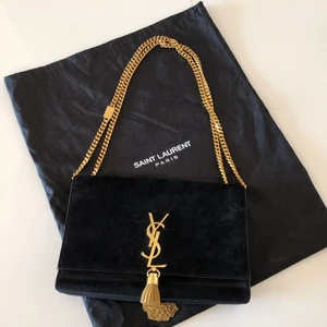 Ysl väska - Svart ysl mocka väska med tassel i modellen Kate medium chain. Köpt på Nathalie Schuterman.            Väldigt fint skick då den är använd ett fåtal gånger💖 Dustbag och äkthetsbevis finns Nypris ca 19000kr  