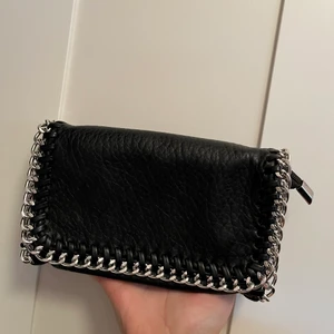 Scorett väska - Säljer min scorett väska använd några gånger ings repor på väskan ändast kedjan är lite sliten (se bild 3) 