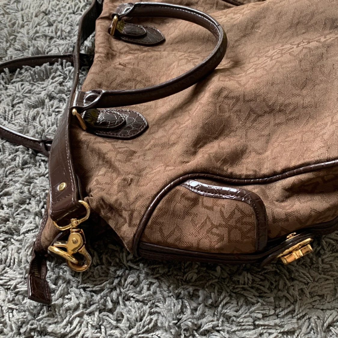 Brun väska med guld detaljer - 90