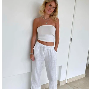 linnebyxor  - jag säljer dessa jättefina linnebyxor från Design by Si då dom var för små för mig! dom är i XS/S SHORT lenght, köparen står för frakt! vid många intresserade startas budgivning! köp direkt för 500kr + frakt