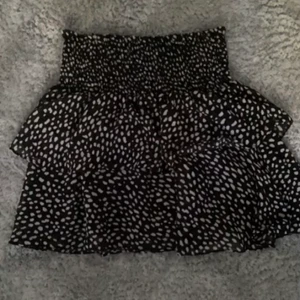 CHELSEA KJOL - Fin Chelsea kjol köpt från Zalando nypris 449 säljer för 250 kr💞 skriv för fler bilder🤍🤍