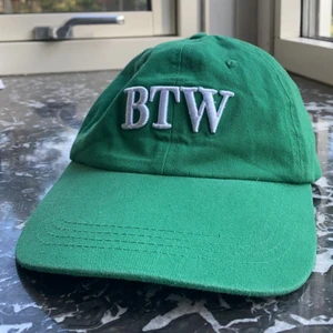 Grön keps - Säljer denna snygga keps köpt för några veckor sedan på bershka i Barcelona. Aldrig använd så är i nyskick. Skriv privat vid fler frågor:) Säljs även på Toko thrift