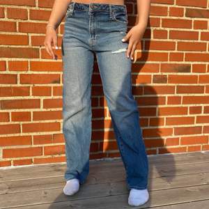 Säljer dessa jätte fina mid waist jeans!! 🤩 bra skick!! 🫶🏼