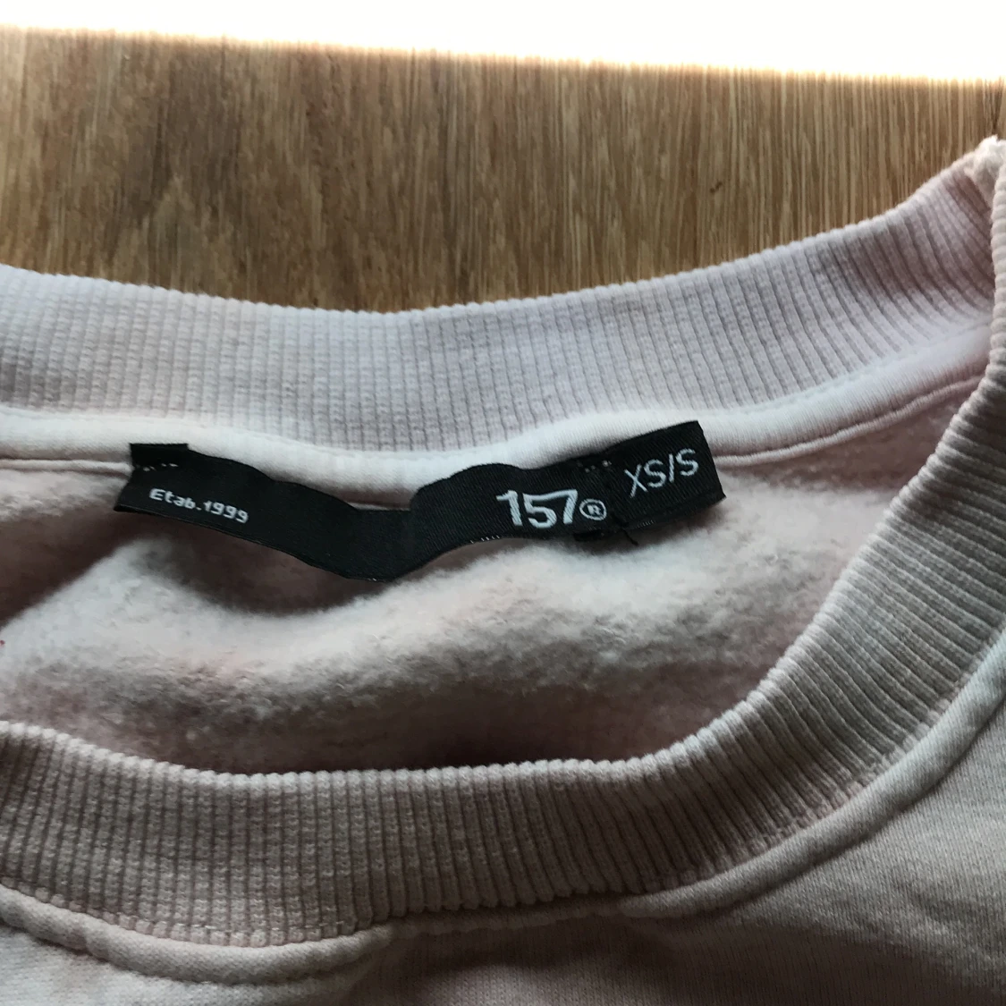 Fin tröja i vit och rosa - 90