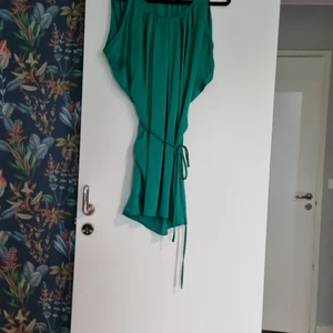 Klänning - Grön silkig klänning