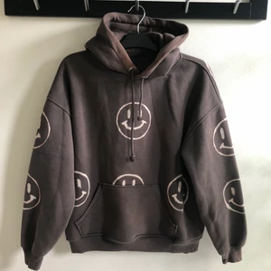 Hoddie  - Skit skön hoddie, brun med smileys på. 