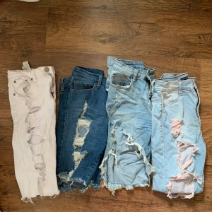OTROLIGT PAKETPRIS jeansshorts - Säljer 4 snygga jeans shorts för 300kr totalt! Dem är väldigt stretchiga och har olika slitningar. Alla är cykel shorts så dem går ungefär lite ovanför knäna. Om du är intresserad av ett par kontakta mig! Fint skick!! Passa på 🥰 #jeans #shorts #cykelshorts #jeansshorts