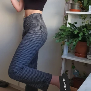 rutiga grå byxor  - Rutiga raka byxor från jack & jones! Bra skick trots användning och står ingen storlek men skulle säga att de passar xs/s