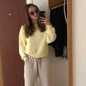 Gul tröja  - En ljusgul jättefin tröja från Gina. Fin till en sommarkväll! 