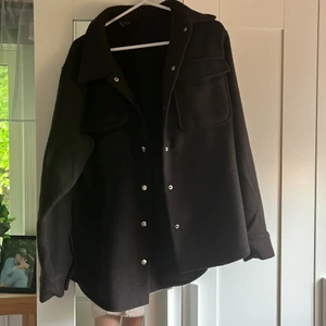 Skjortjacka  - Nästan helt oanvänd brun Skjortjacka från Lindex i ett mysigt material, 220 kr inklusive frakt