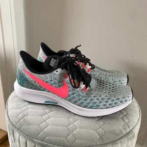 Löparskor Nike Zoom Pegasus 35 - Säljer dessa Nike Zoom Pegasus då jag har så många likvärdiga så dessa förtjänar ett hem där de används mer. De är som nya i skicket och är i storlek 39.