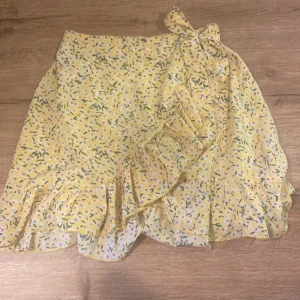 Kjol stl S - Gulblommig kjol stl S🌼💛Använd ca 2 gånger men färgen passade inte riktigt i min smak💞