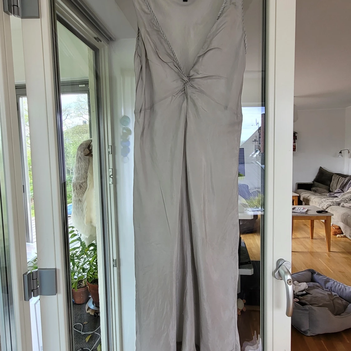 Sidenklänning i silver, Day Mikkelsen