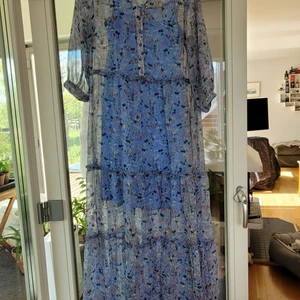 Fransa romantisk maxi klänning, storlek  - Fransa romantisk maxiklänning. Blå med blommigt mönster. Trekvarts ärm. Transparent tyg med underklänning. Nyskick. 