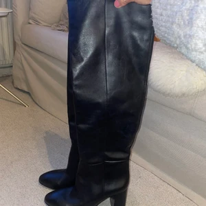 Höga svarta stövlar med klack  - De klassiska höga svarta stövlarna från Zara som varit väldigt populära. Tyvärr sitter dessa för tajt över mina vader så de är ej bekväma för mig. Aldrig använt endast testat. 