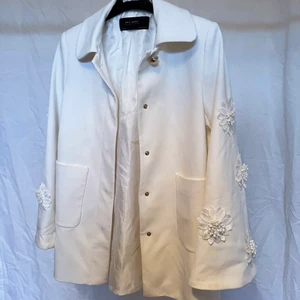 Kappa från Zara - Vit kappa med blommor på armarna. Storlek XS