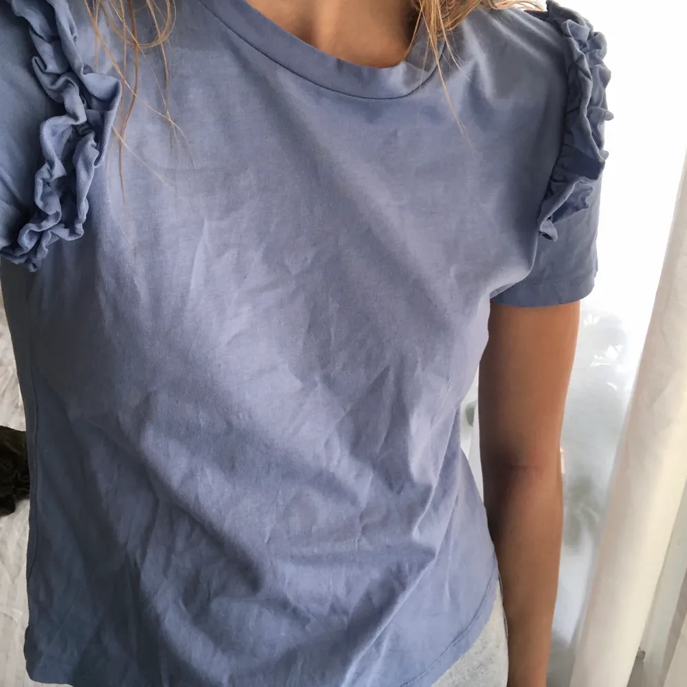 Söt blå Tshirt-topp från Zara med volanger på axlarna💕storlek M men passar S också! Använd fåtal gånger!. T-shirts.