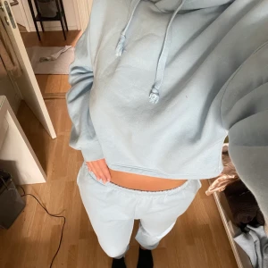 Mjukissett - Blått mjukis sett, storlek S i tröja och M i byxor men passar XS-M, jag är 172 så skulle säga byxorna passar 165-173 ungefär! 220 för hela settet 