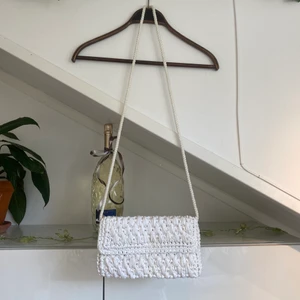 Väska - Supersöt liten vit väska 🌺 säljer pga att den aldrig används 