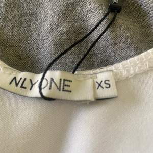 Helt ny tröja från Nelly aldrig använd, säljer för min storlek är S och denna är Xs.