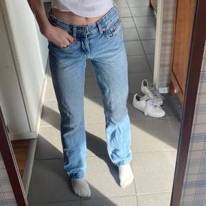 Asnygga ljusblåa zara jeans som är low/mid waist och sitter perfekt, storlek 32 och i nyskick, använt fåtal gånger🙌🏻 ❗️SÄLJER DESSA JEANS I ALLA FÄRGER!! Kolla andra anonser❗️