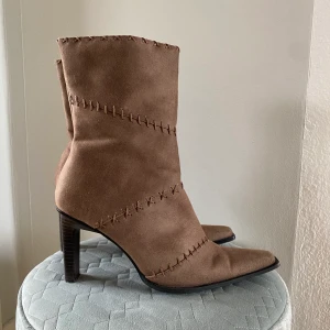 Stövletter - Säljer dessa sjukt snygga vintage stövletter. De är i brun mocka. De är i utmärkt skick!