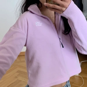 The North face  - The North face fleece crop top. Köpt på jd sports, använd 3 gånger. Loose fit 