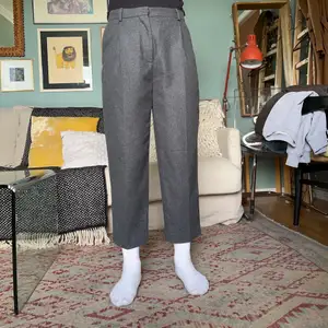 Gråa byxor från Acne i ull. Byxorna har fickor och är i ankelläng, jag är 166cm som referens till första bilden. Storlek 36, knappt använda. :)