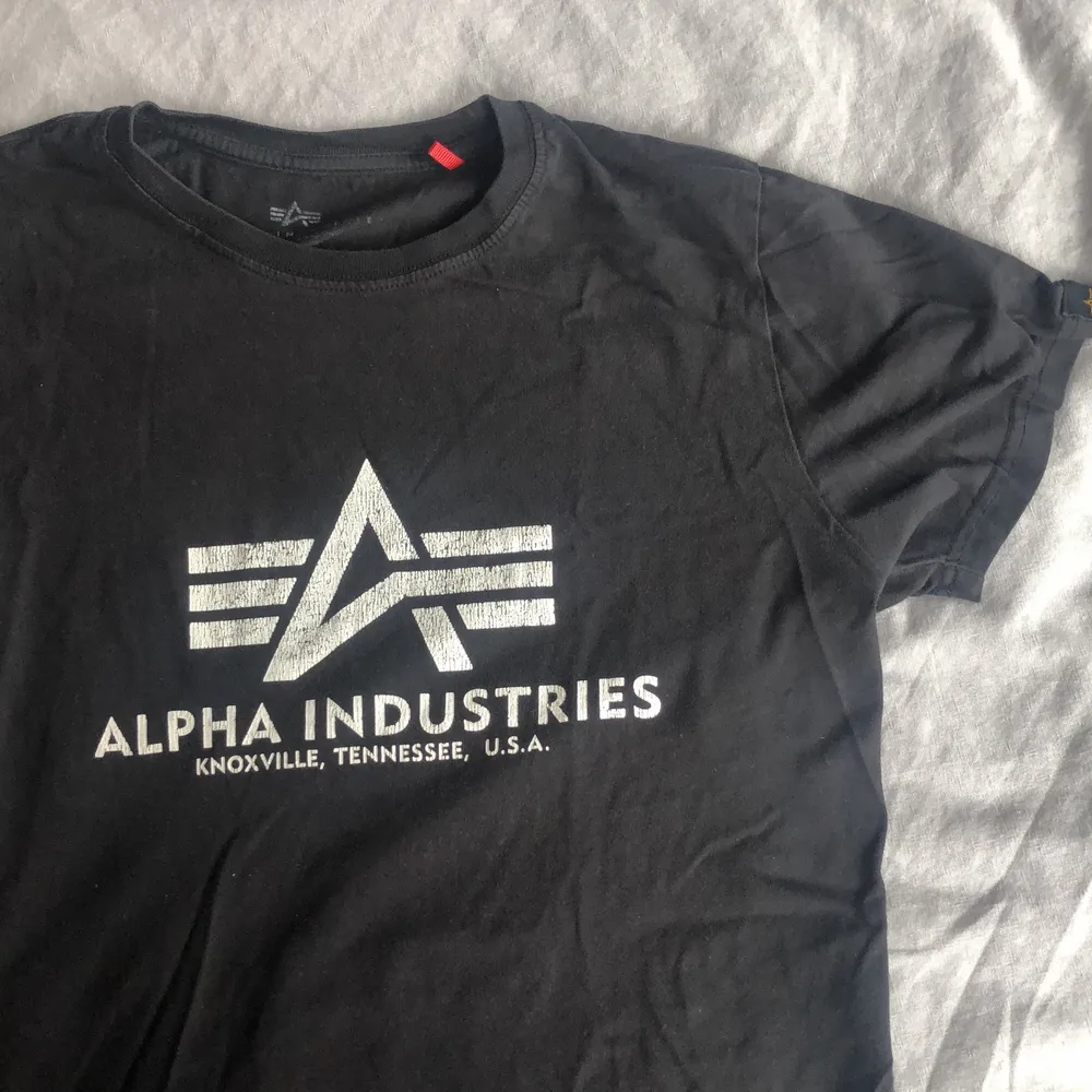 Hjälper lillebrorsan att tjäna lite pengar☺️ Säljer en Alpha Industries tröja i Strl S. Tröjor & Koftor.
