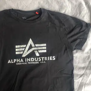 Hjälper lillebrorsan att tjäna lite pengar☺️ Säljer en Alpha Industries tröja i Strl S