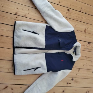 Ralph Lauren - Ralph Lauren jacka ja köpte på johnells i vintras som jag använt fåtal gånger. Nypris 1700kr. Mitt pris 1200kr. Lägg bud eller om ni har nåt ni vill byta så är det intressant.