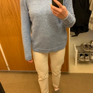 Stickad tröja från Twist &Tango - En ljusblå stickad tröja från Twist & tango. Storlek 38. Lite nopprig, som troligtvis går att ta bort om man vill :) material: 32% alpacka, 32% ull, 30% polyamid, 6% elastan😊 passar bra på mig som är 170 cm