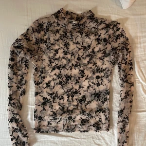 Spetströja - Snygg spetströja, genomskinlig. Storlek 34, skulle säga xs eller xxs. 