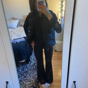 väst - säljer den här jätte fina västen ifrån intersport nypris 300 användt få tal gåmgee